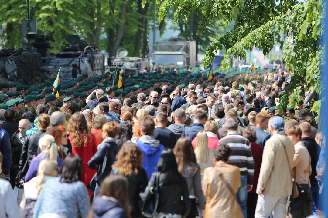 Klaipėdoje į atsargą išlydėti pirmieji šauktiniai