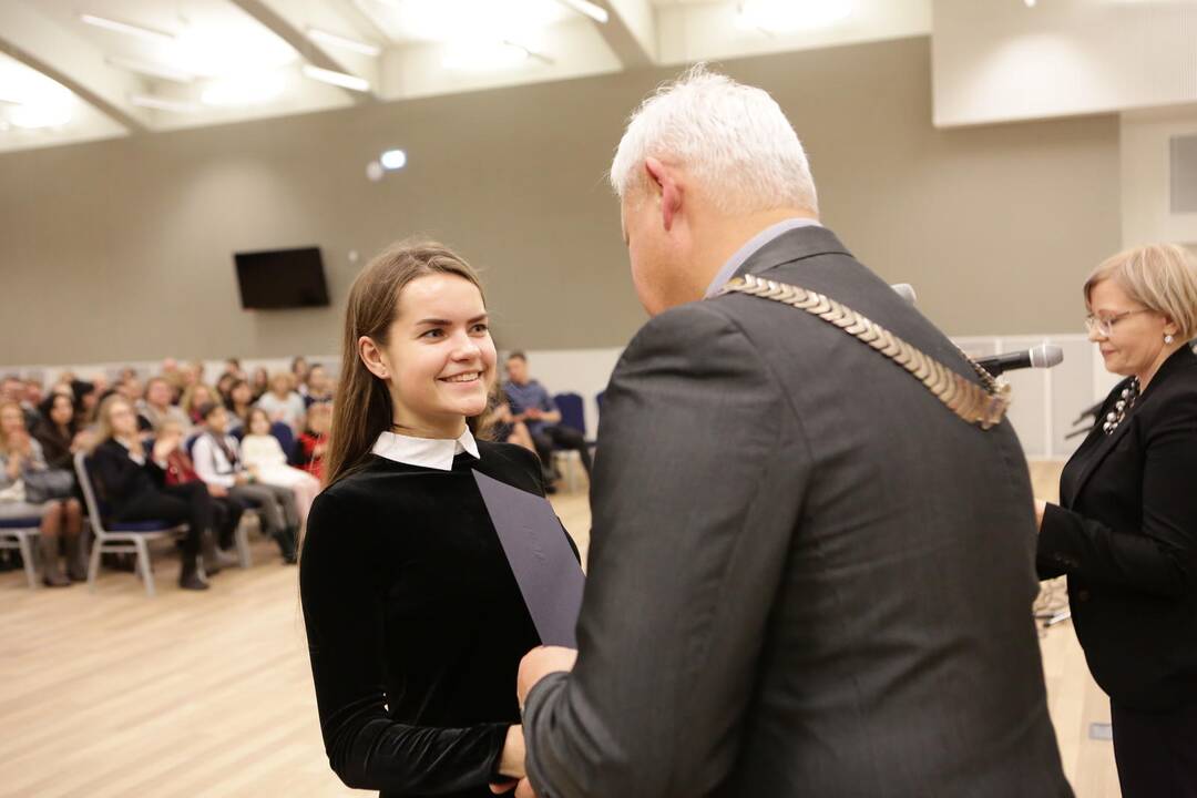 Apdovanoti geriausi Klaipėdos moksleiviai