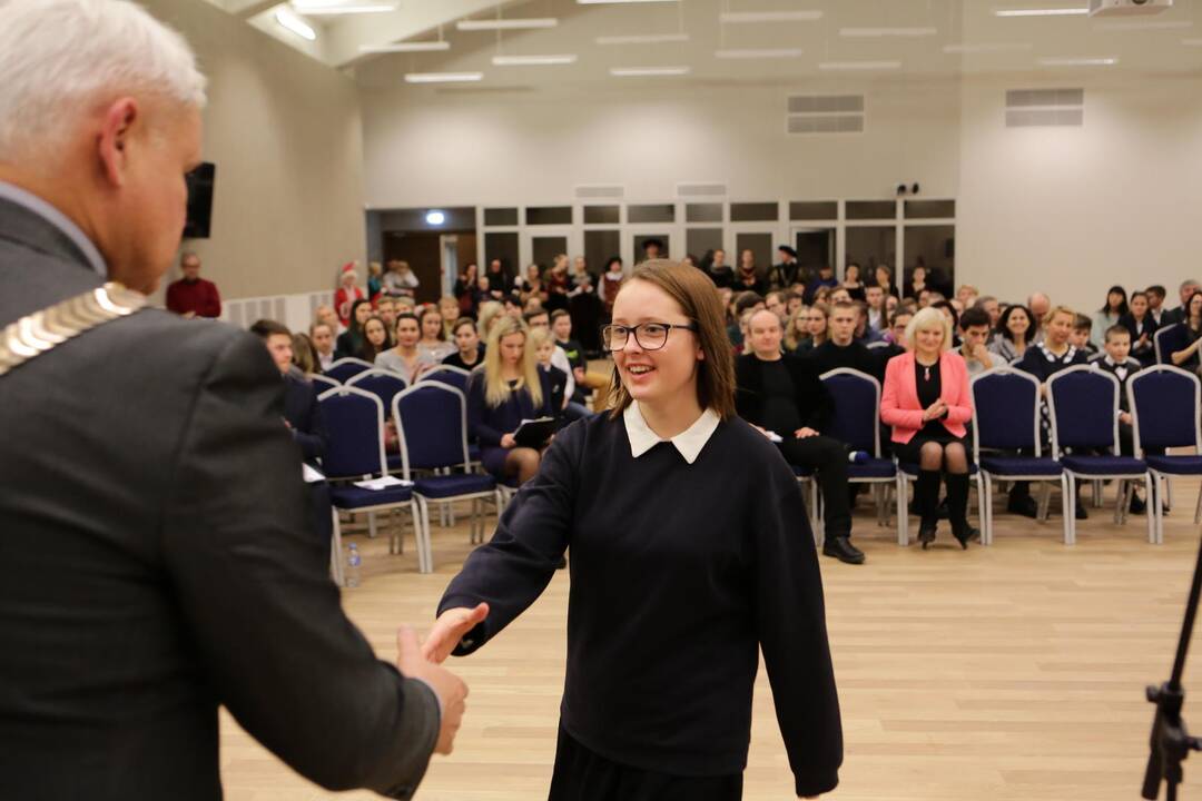 Apdovanoti geriausi Klaipėdos moksleiviai