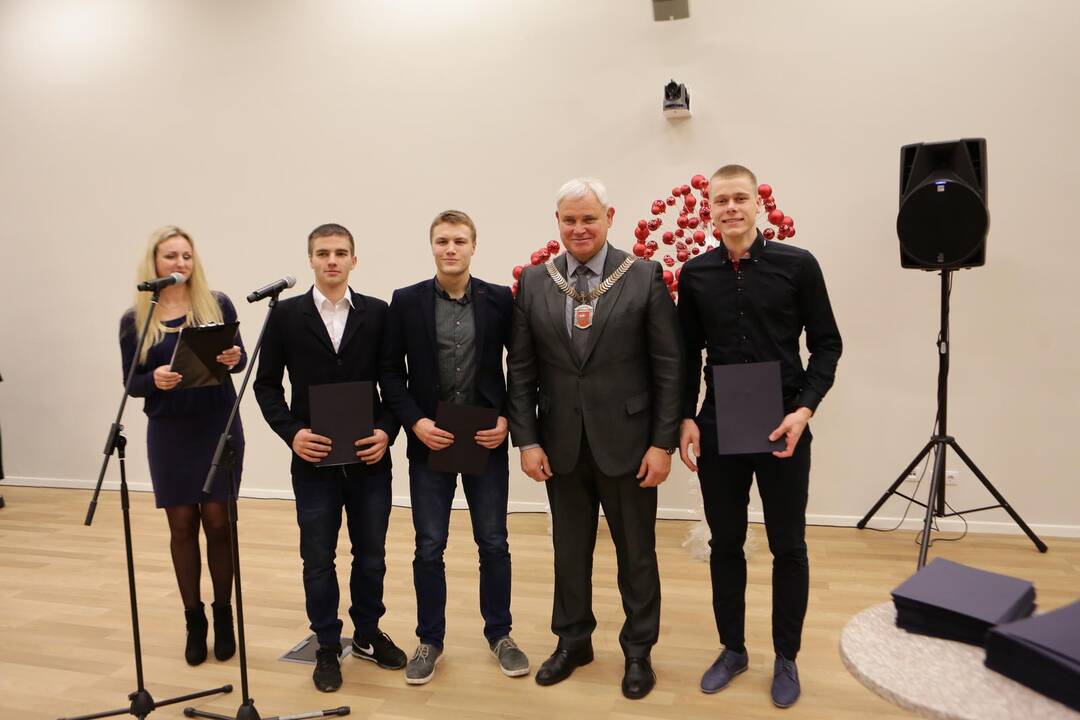 Apdovanoti geriausi Klaipėdos moksleiviai
