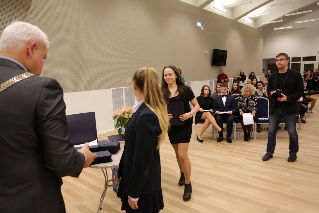 Apdovanoti geriausi Klaipėdos moksleiviai