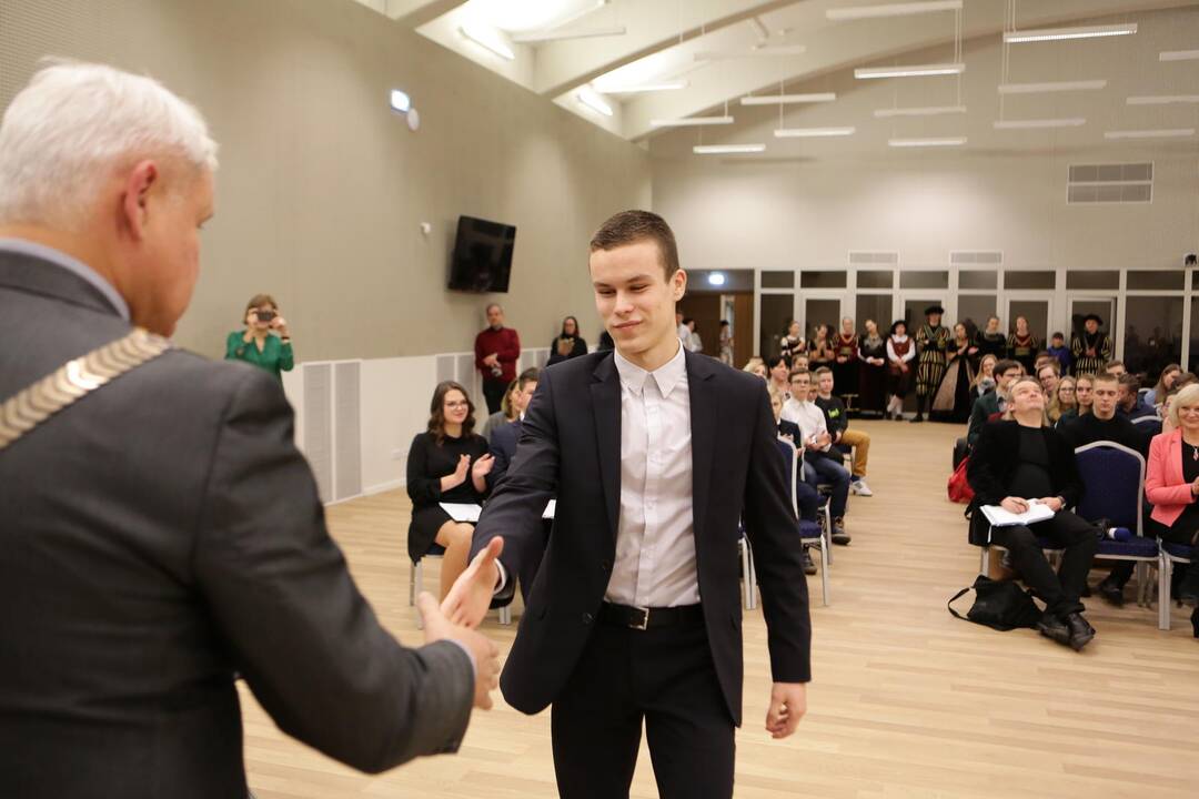 Apdovanoti geriausi Klaipėdos moksleiviai