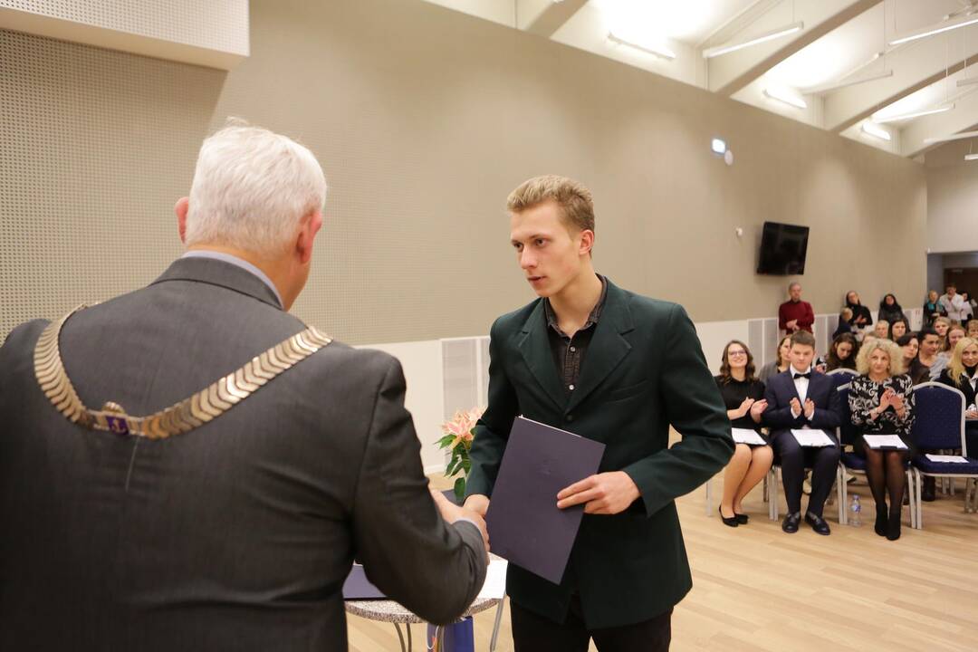 Apdovanoti geriausi Klaipėdos moksleiviai