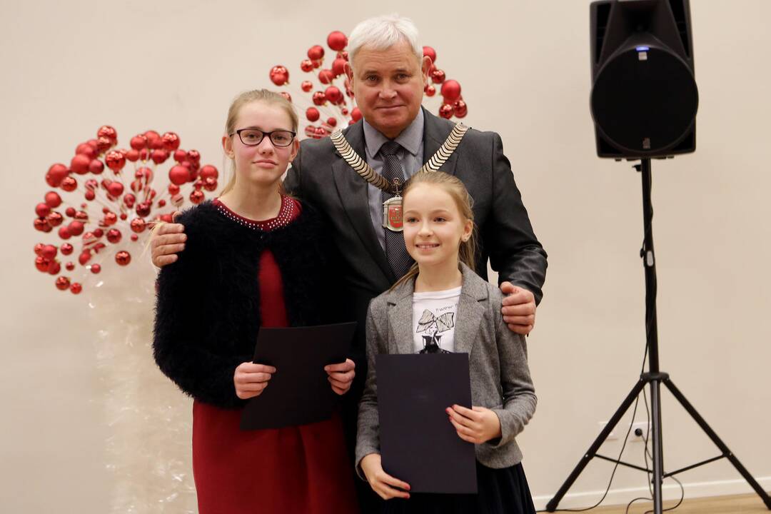 Apdovanoti geriausi Klaipėdos moksleiviai