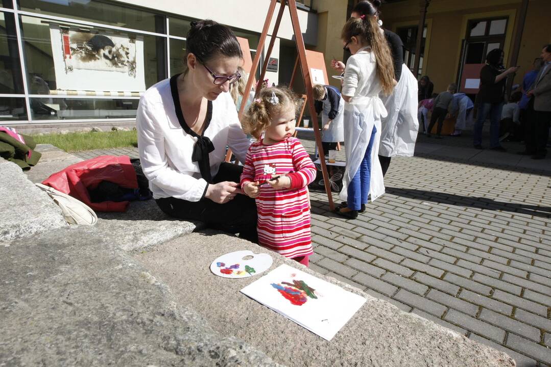 Meno dirbtuvės uostamiesčio bibliotekos kiemelyje