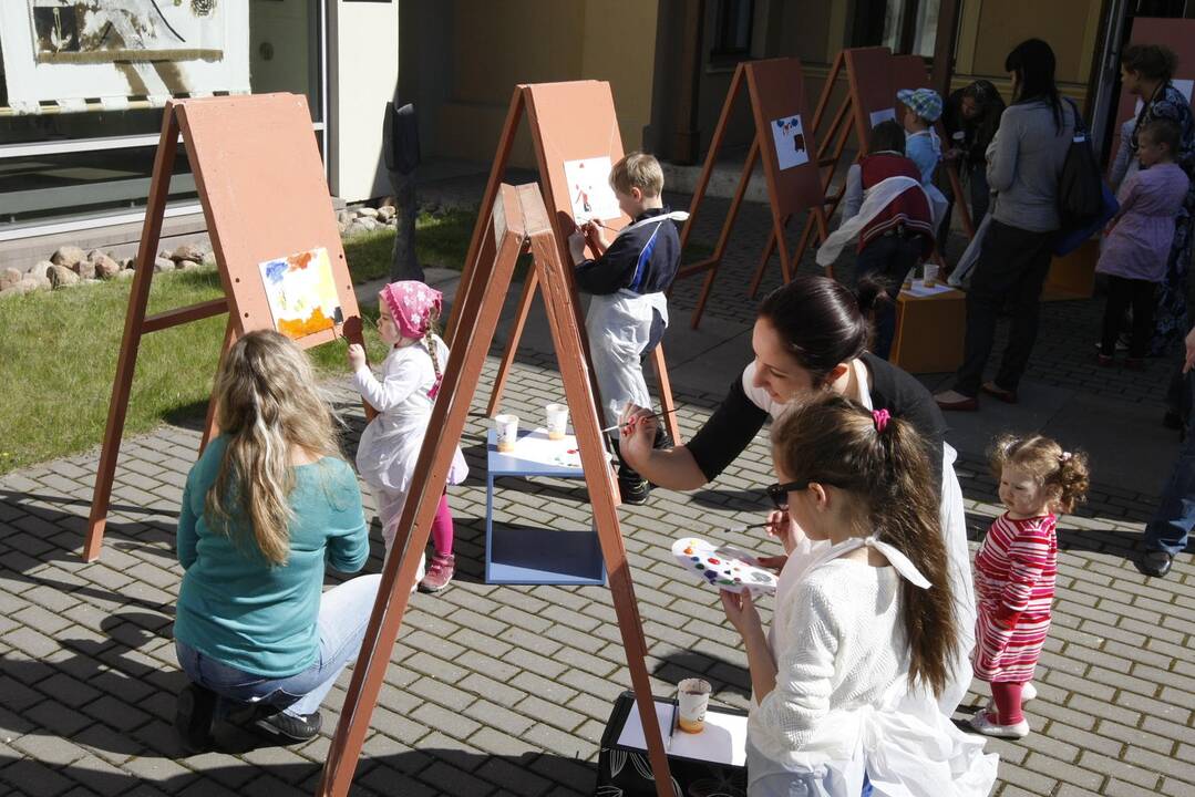 Meno dirbtuvės uostamiesčio bibliotekos kiemelyje