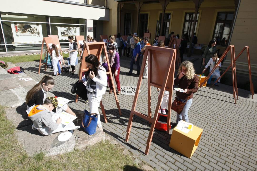 Meno dirbtuvės uostamiesčio bibliotekos kiemelyje