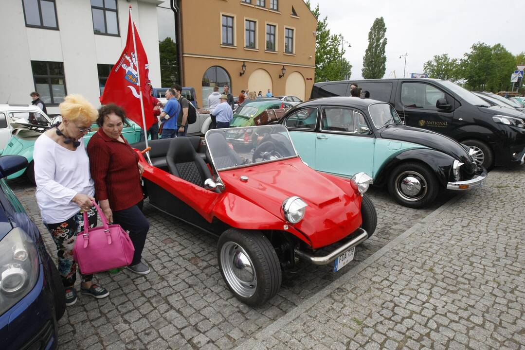 Uostamiesčio gatvėse spalvingi "vabalai" ir burbulų fiesta