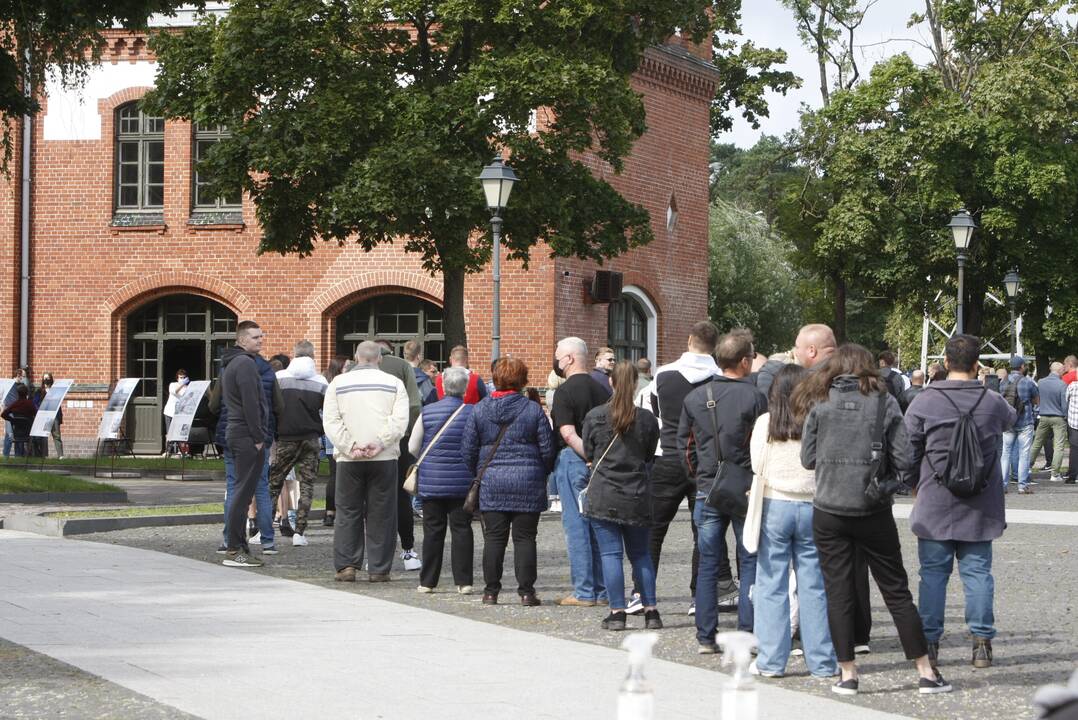 Studentai Klaipėdoje grįžta į auditorijas: prie mobiliojo vakcinavimo punkto – eilės