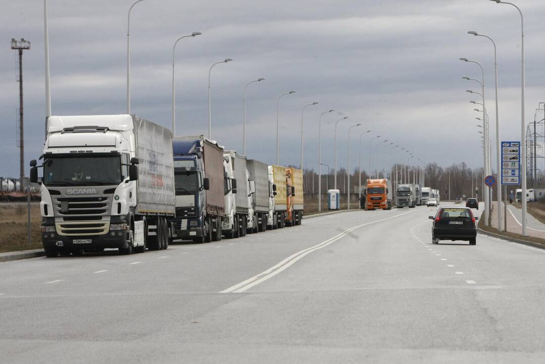 Valdininkai siūlo pamaitinti eilėje laukiančius vežėjus