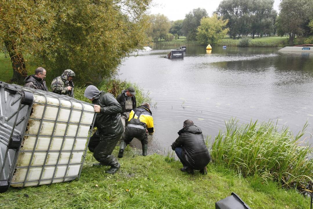 Laukžemių ežero žuvis perkėlė į Trinyčių tvenkinį