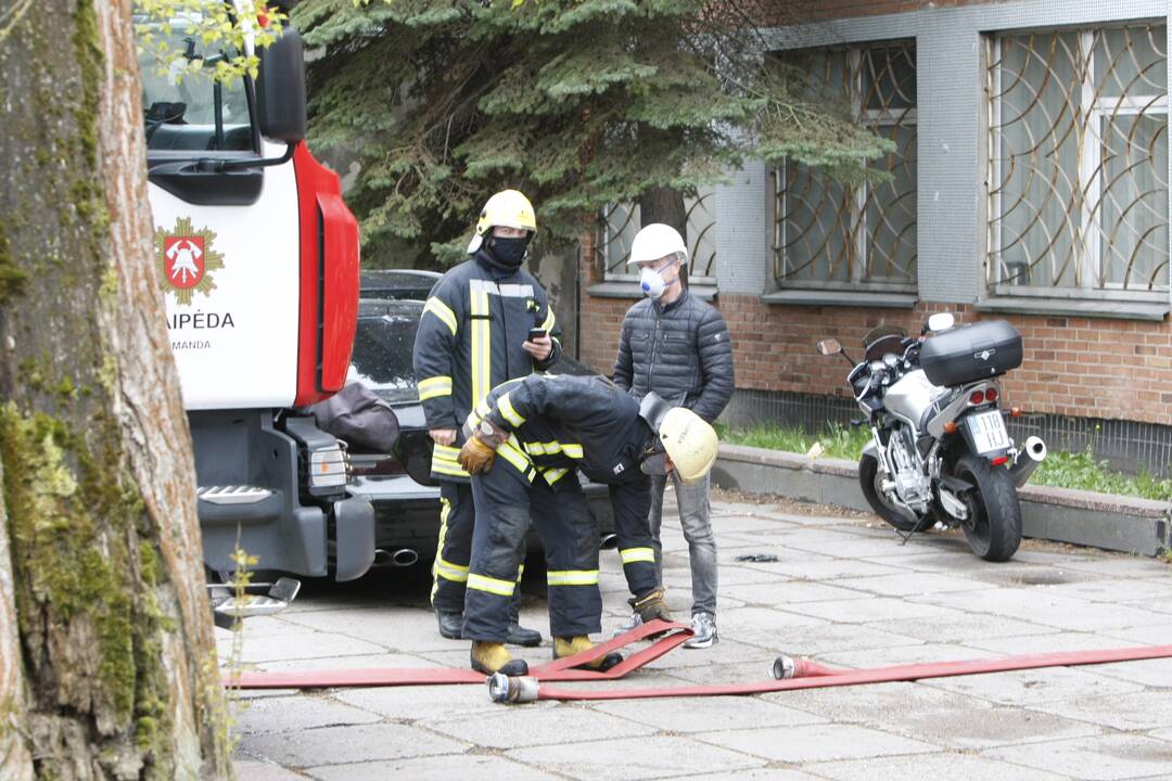 Klaipėdos centre driokstelėjo sprogimas: pro langą iššoko apdegęs žmogus