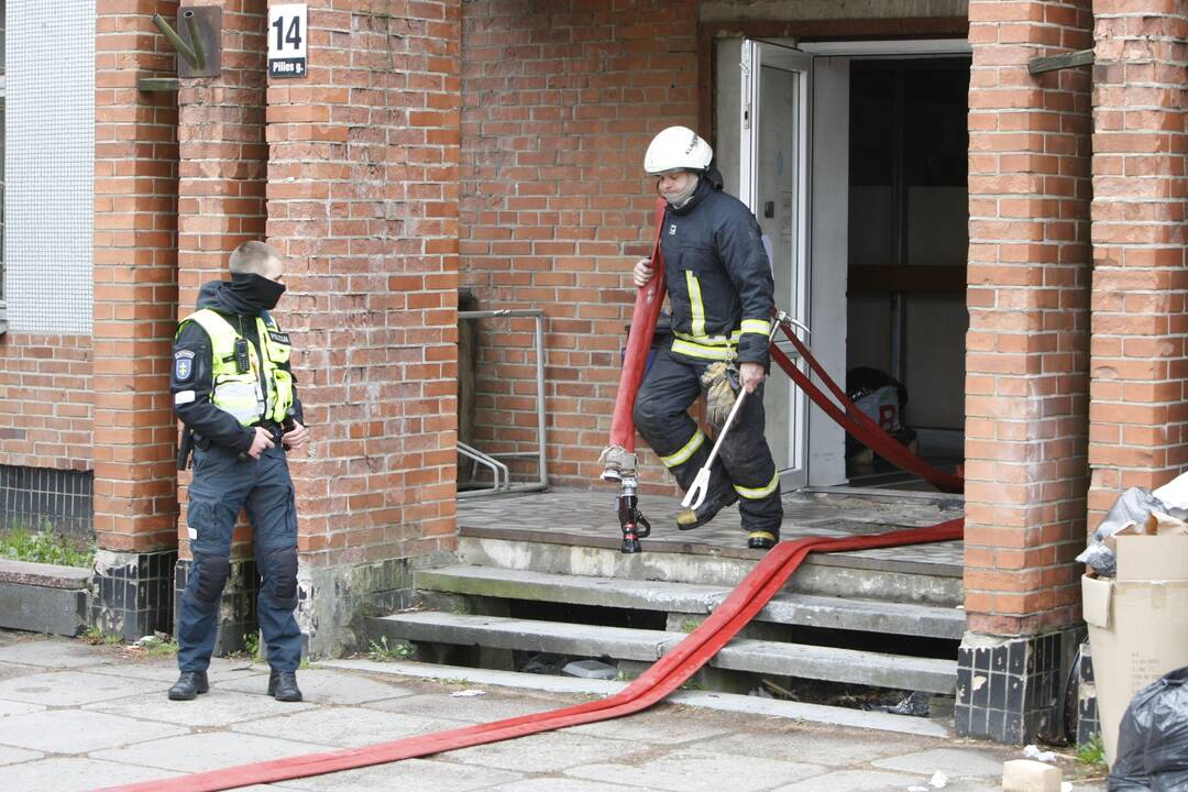 Klaipėdos centre driokstelėjo sprogimas: pro langą iššoko apdegęs žmogus