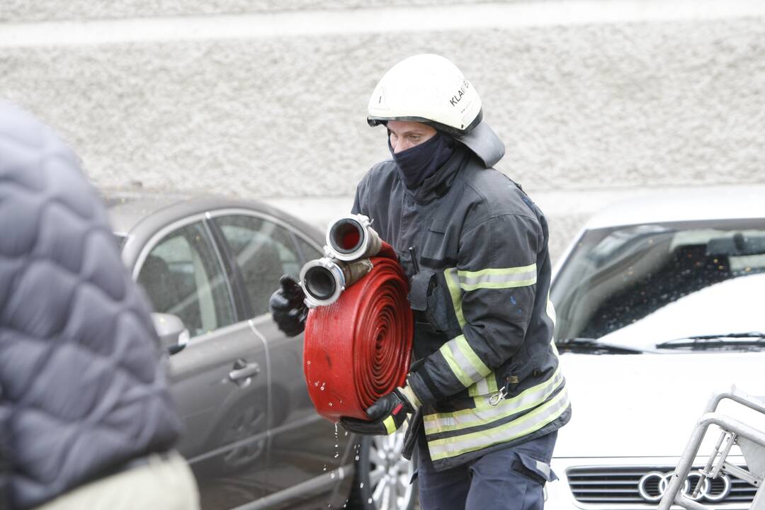 Klaipėdos centre driokstelėjo sprogimas: pro langą iššoko apdegęs žmogus