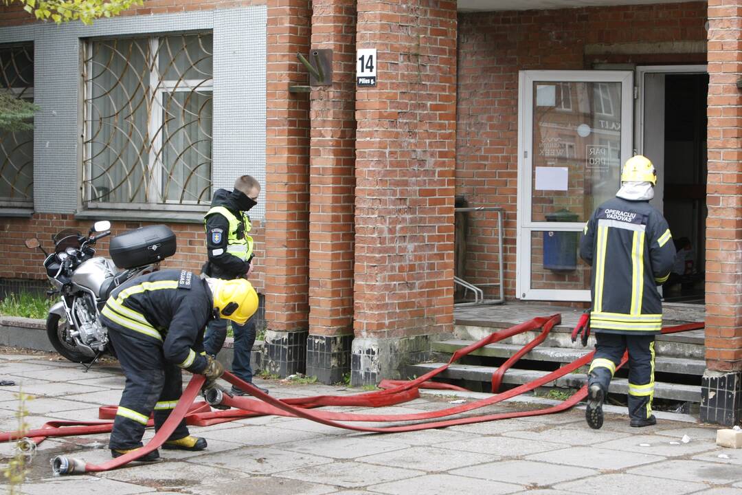 Klaipėdos centre driokstelėjo sprogimas: pro langą iššoko apdegęs žmogus