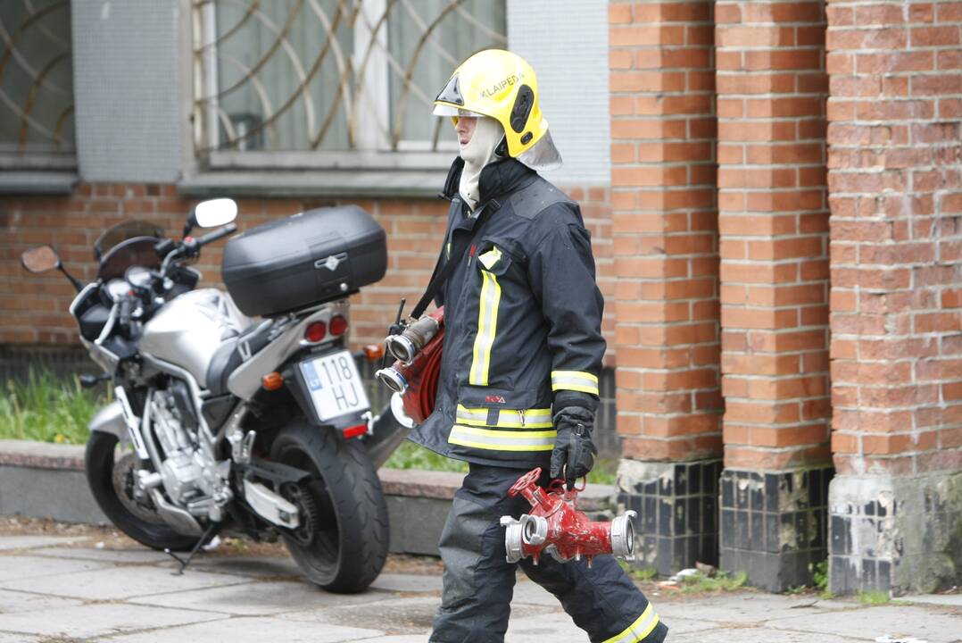 Klaipėdos centre driokstelėjo sprogimas: pro langą iššoko apdegęs žmogus