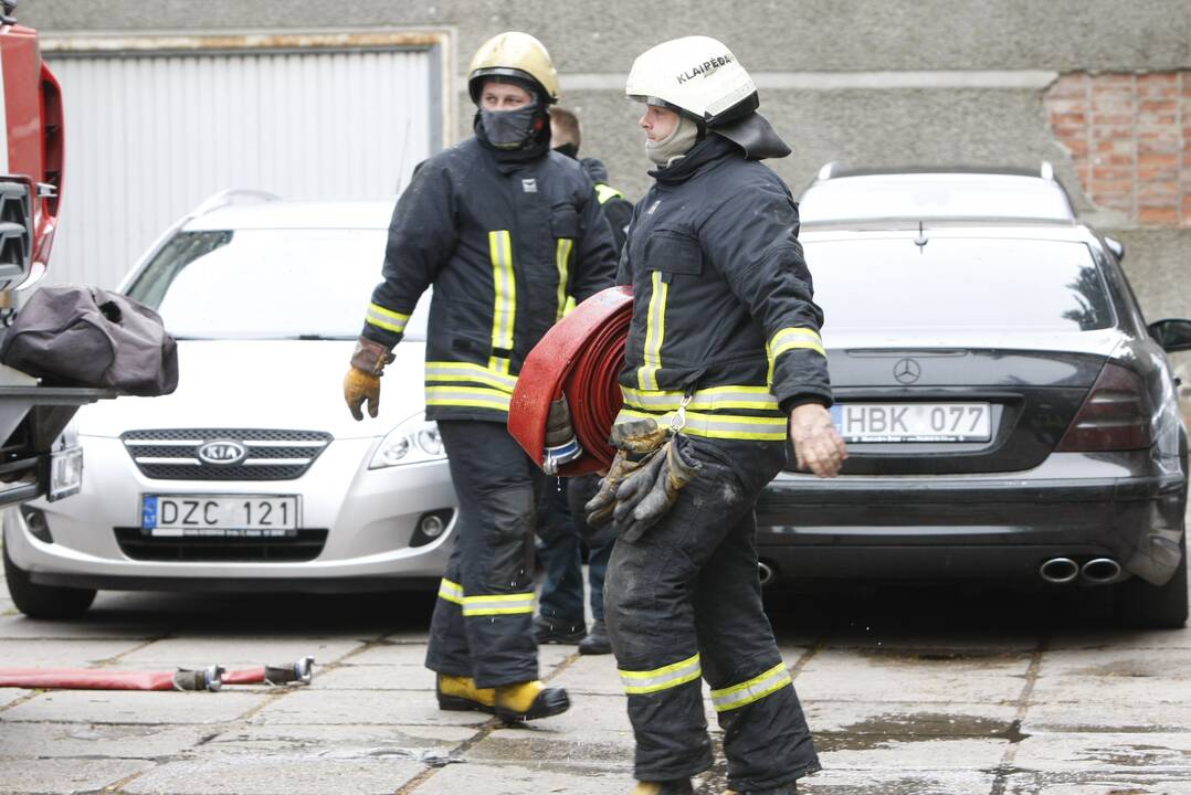Klaipėdos centre driokstelėjo sprogimas: pro langą iššoko apdegęs žmogus