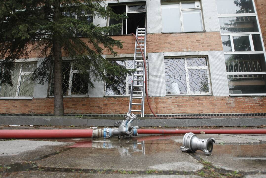 Klaipėdos centre driokstelėjo sprogimas: pro langą iššoko apdegęs žmogus