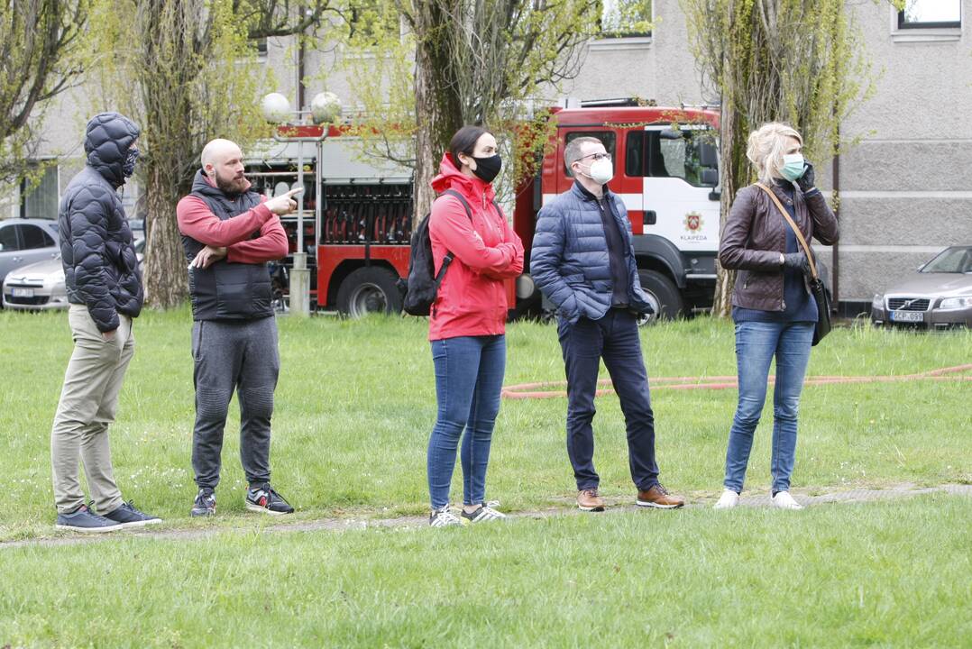 Klaipėdos centre driokstelėjo sprogimas: pro langą iššoko apdegęs žmogus