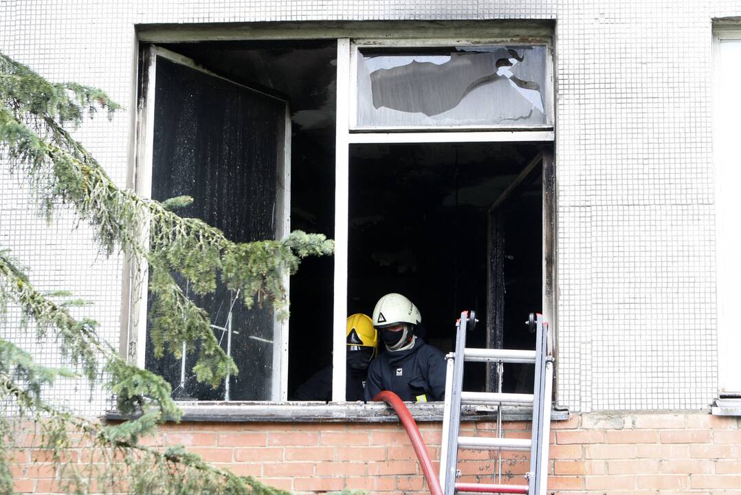 Klaipėdos centre driokstelėjo sprogimas: pro langą iššoko apdegęs žmogus