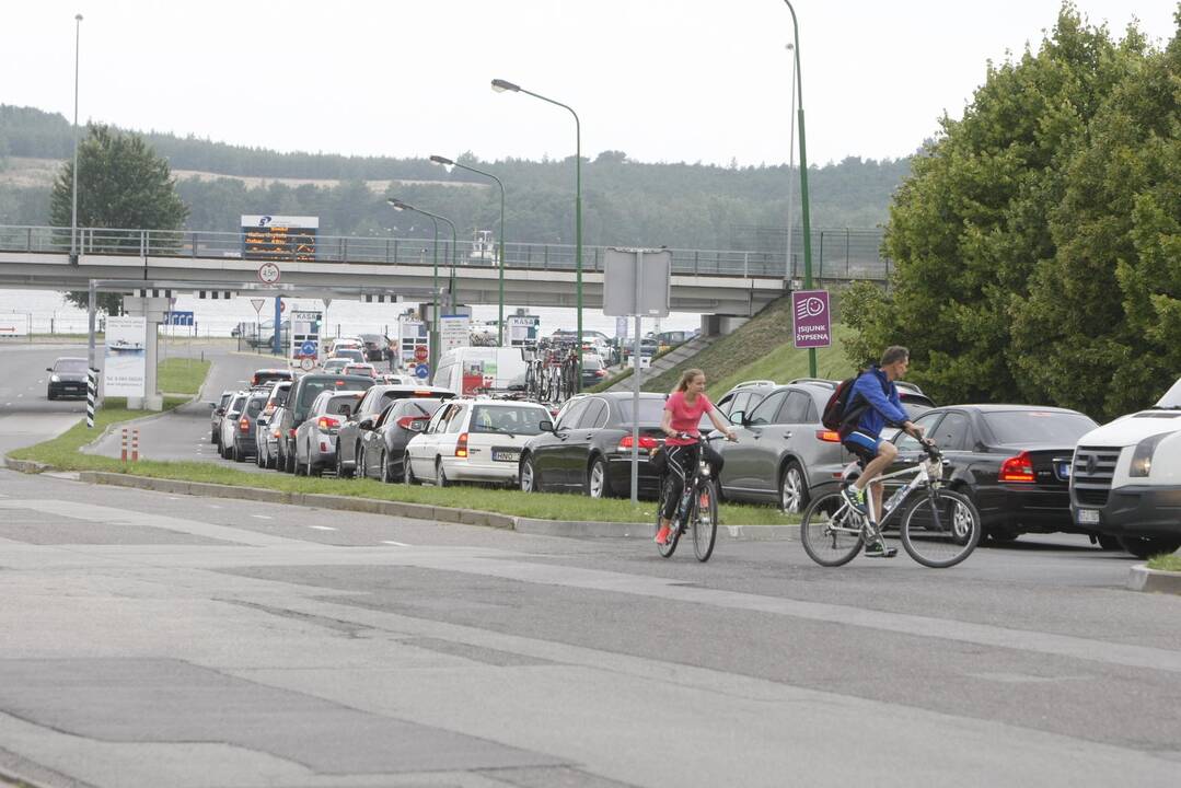 Prie keltų – automobilių spūstys