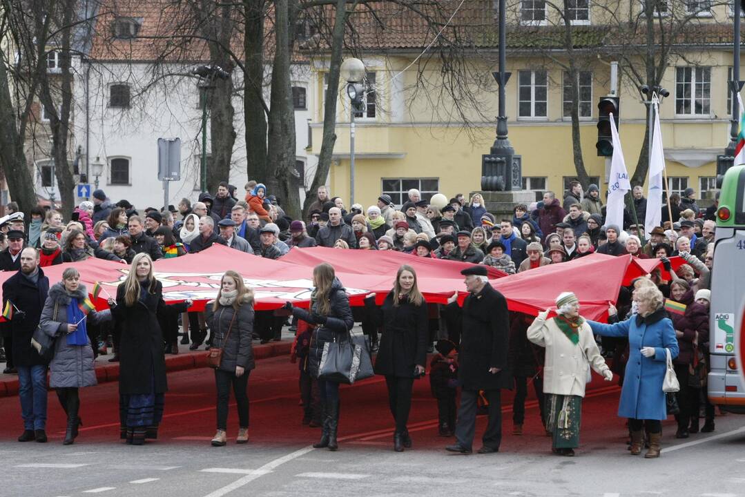 Nešė įspūdingo dydžio vėliavą