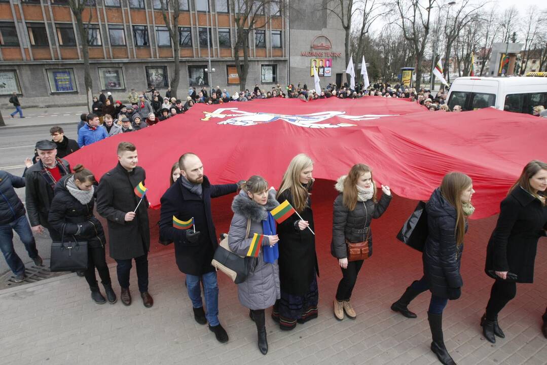 Nešė įspūdingo dydžio vėliavą