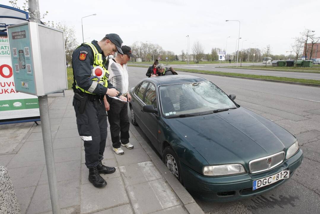 Klaipėdoje automobilis partrenkė dviratininką