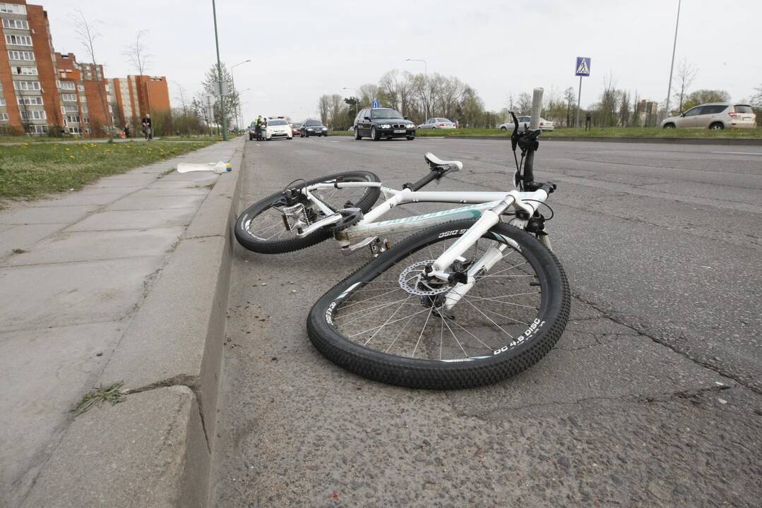 Klaipėdoje automobilis partrenkė dviratininką