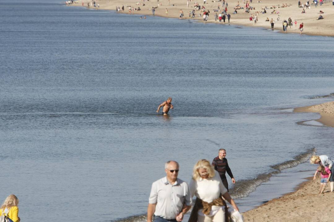 Rudeniškuose paplūdimiuose – vasariškos pramogos