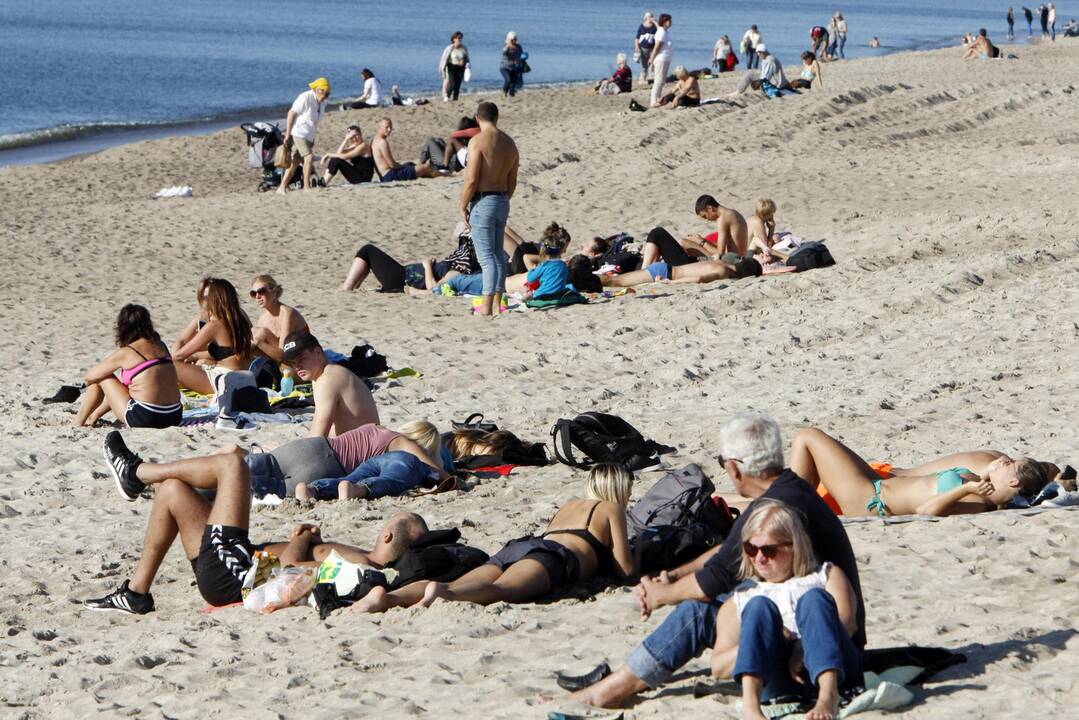 Rudeniškuose paplūdimiuose – vasariškos pramogos