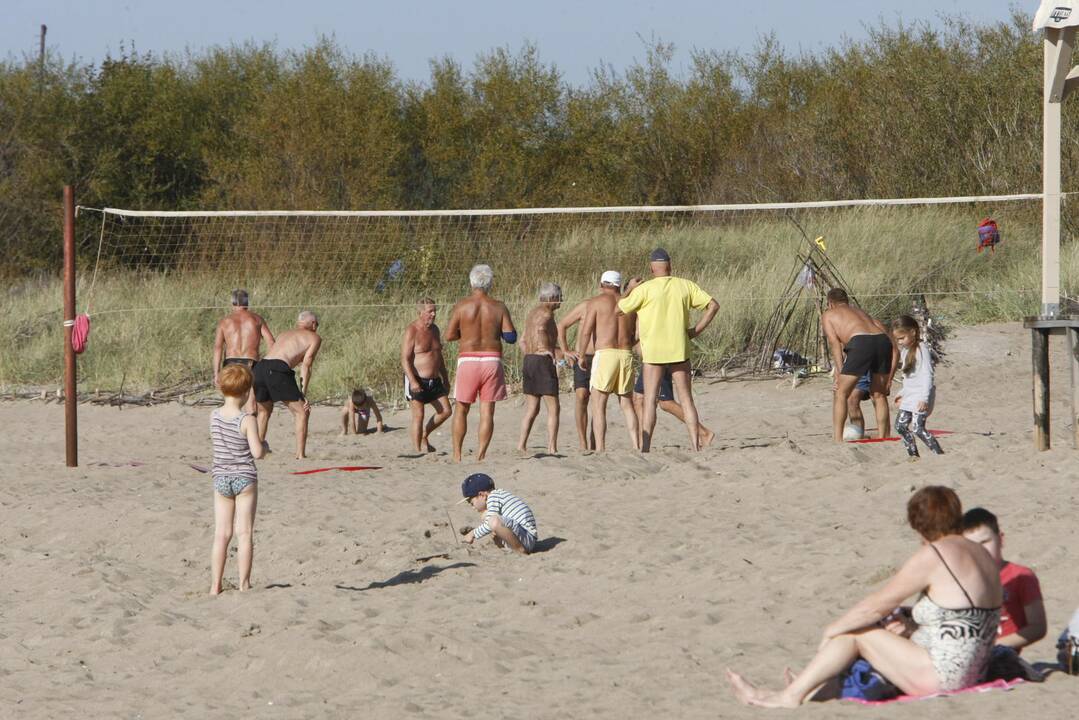 Rudeniškuose paplūdimiuose – vasariškos pramogos