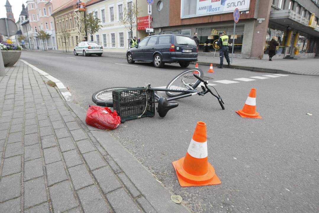 Pėsčiųjų perėjoje patrenkė dviratininką