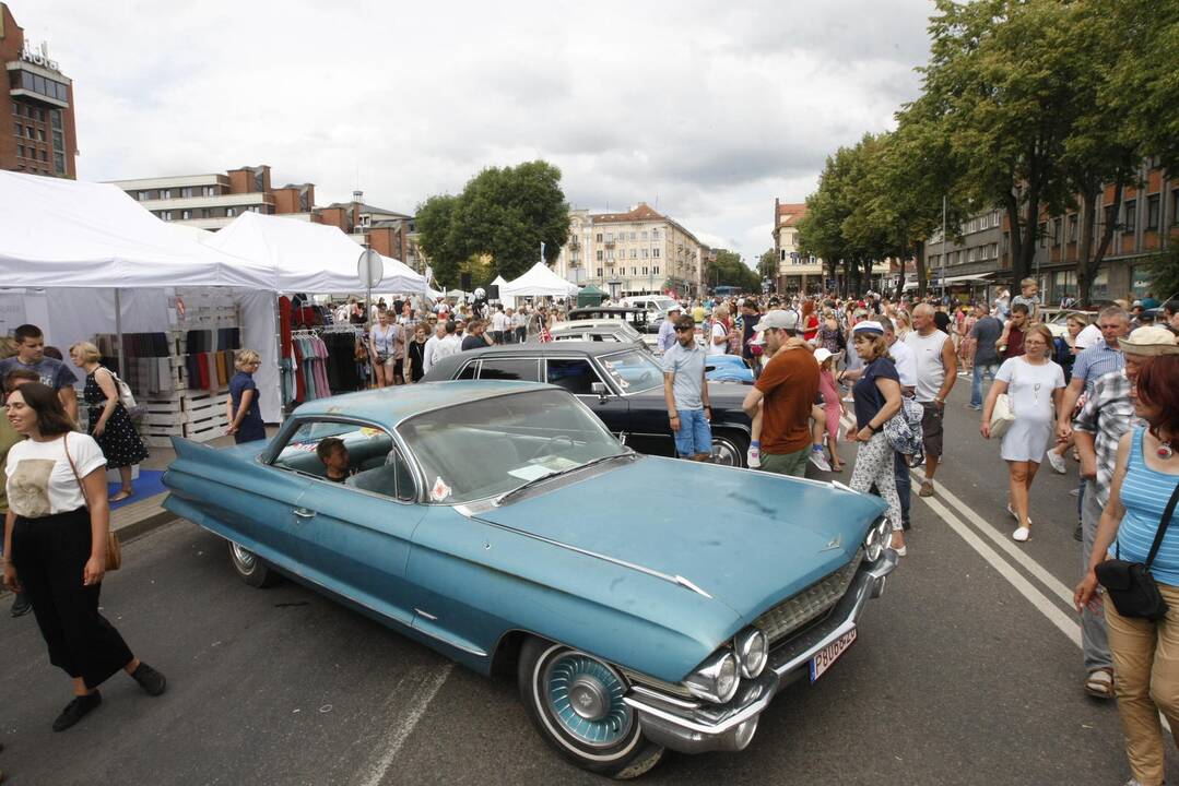 Uostamiesčio gatvėse – senovinių automobilių paradas