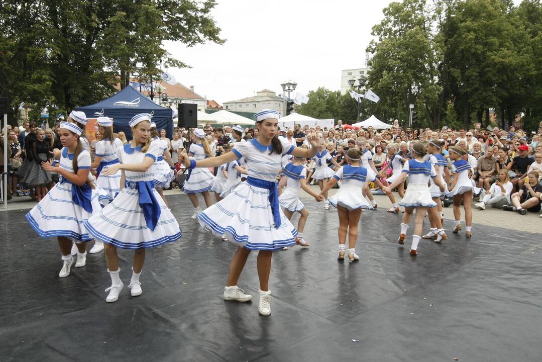 Uostamiestis skendi muzikos ir šokių garsuose