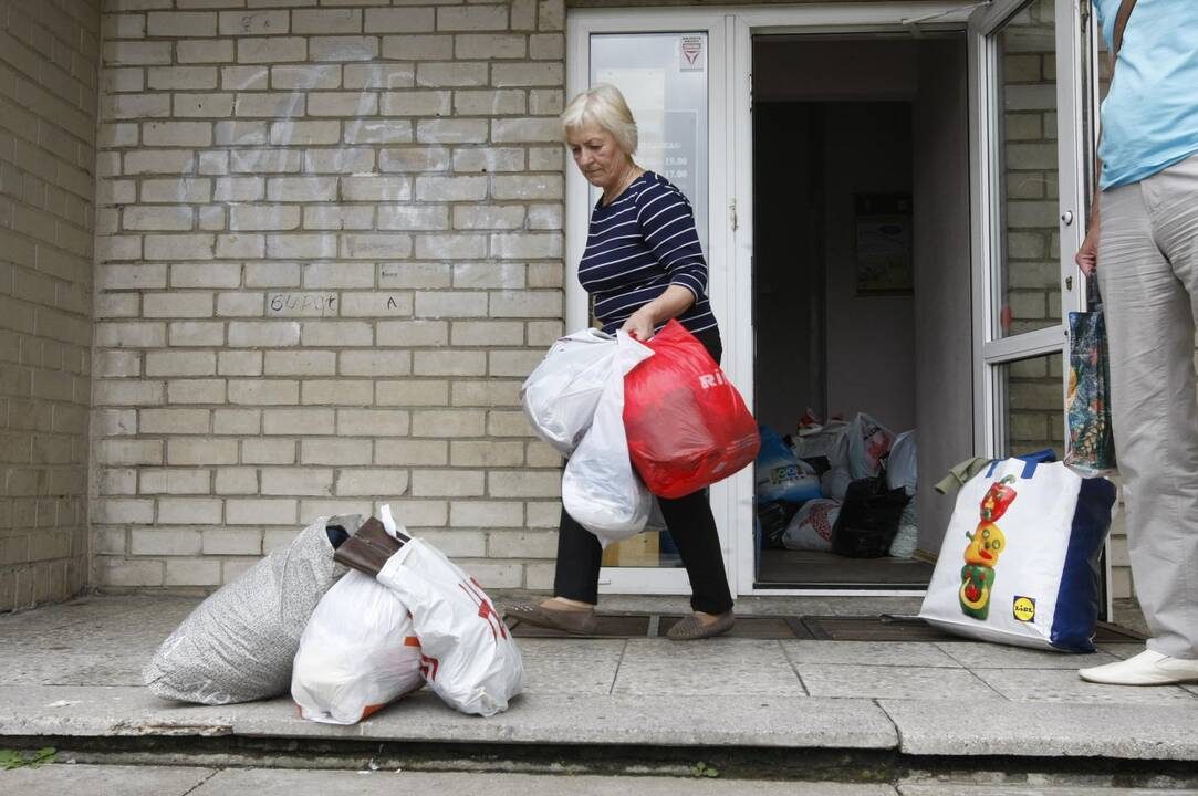 Klaipėdiečiai sunkiai besiverčiantiems dovanojo daiktus