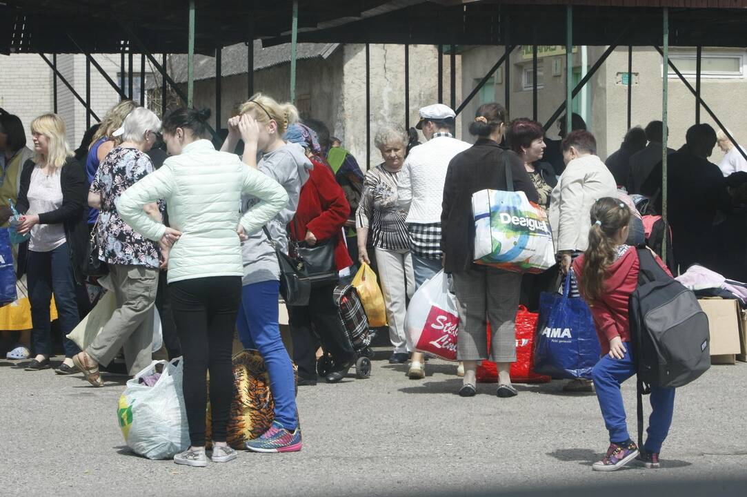 Klaipėdiečiai sunkiai besiverčiantiems dovanojo daiktus