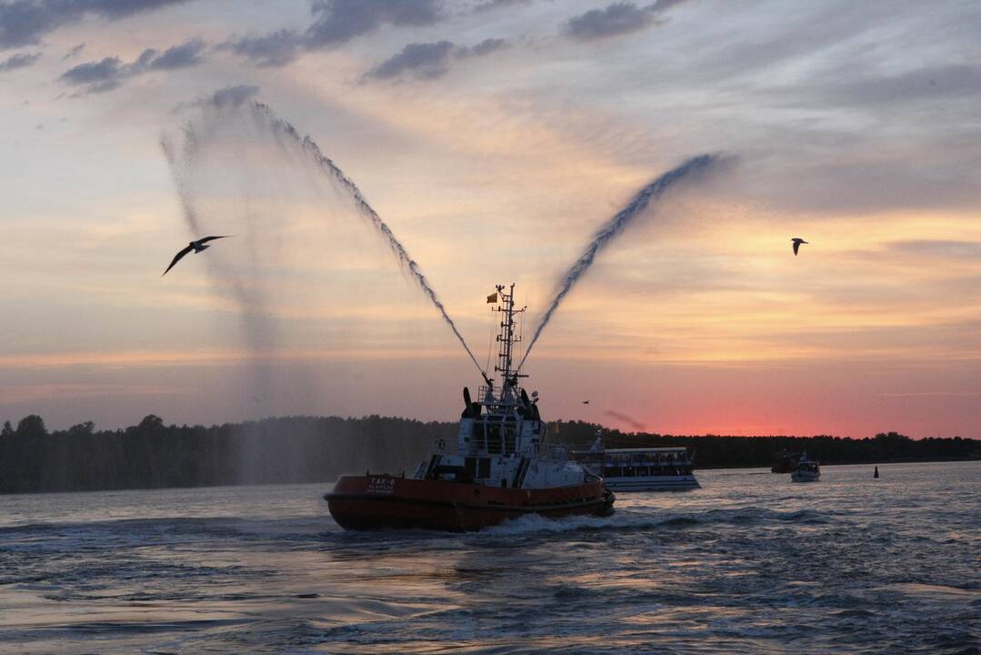 Klaipėdos laivų paradą vainikavo įspūdingas fejerverkas   