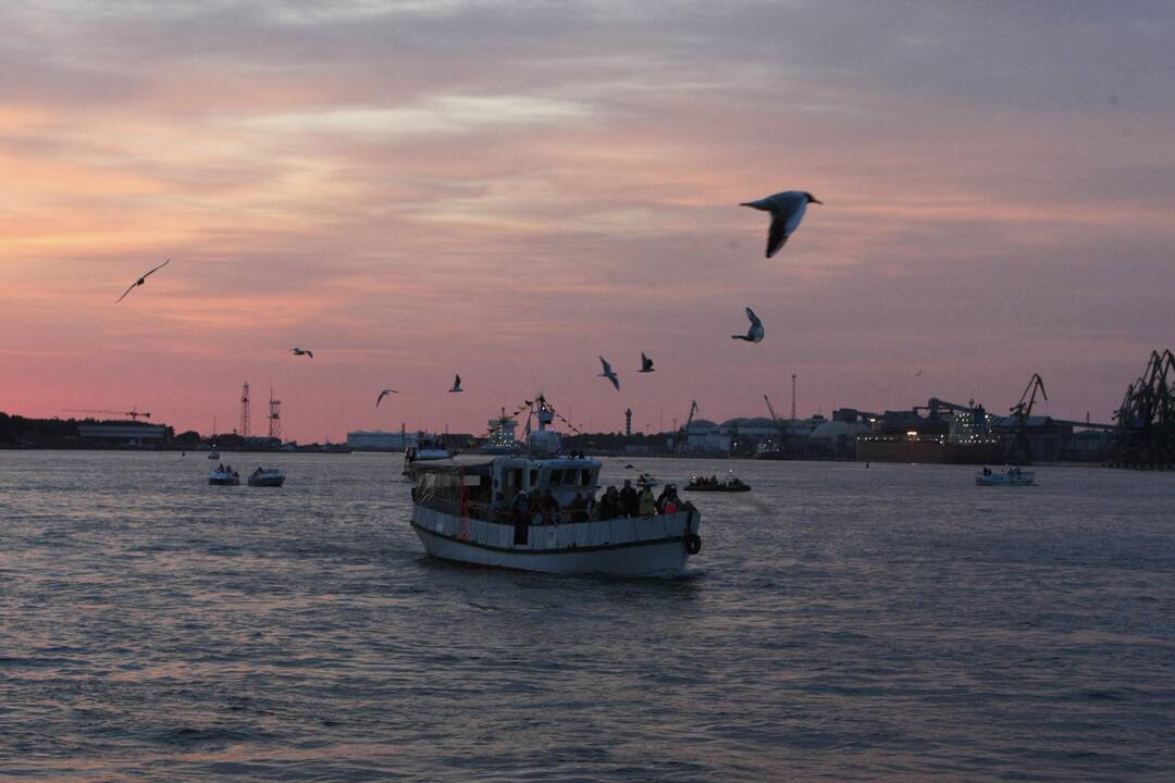 Klaipėdos laivų paradą vainikavo įspūdingas fejerverkas   