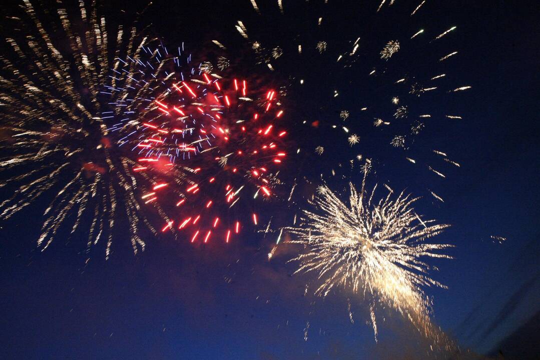 Klaipėdos laivų paradą vainikavo įspūdingas fejerverkas   