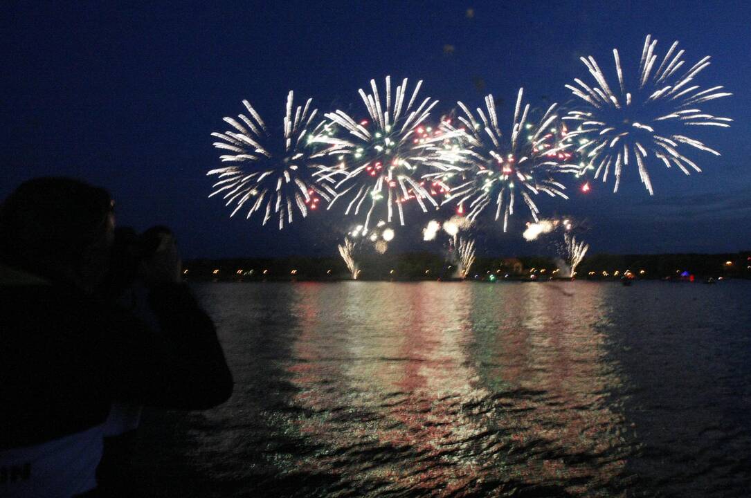 Klaipėdos laivų paradą vainikavo įspūdingas fejerverkas   