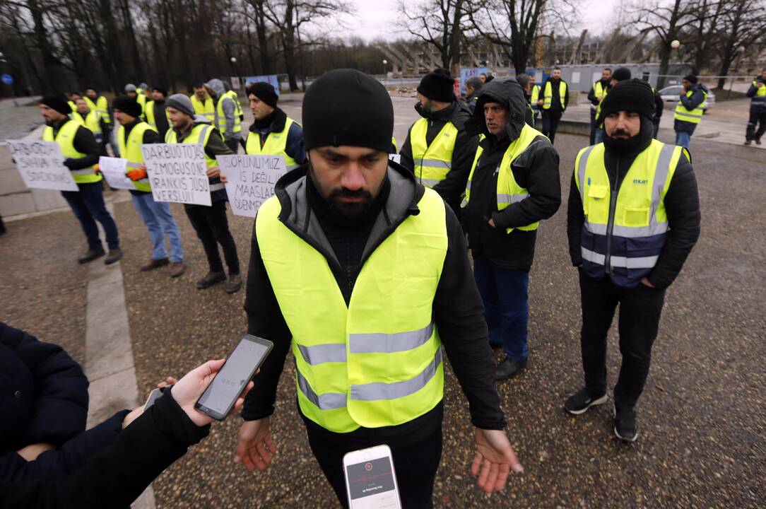 S. Dariaus ir S. Girėno stadioną stačiusių turkų protesto akcija