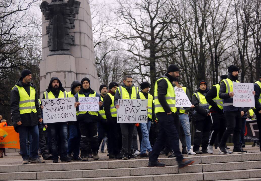 S. Dariaus ir S. Girėno stadioną stačiusių turkų protesto akcija