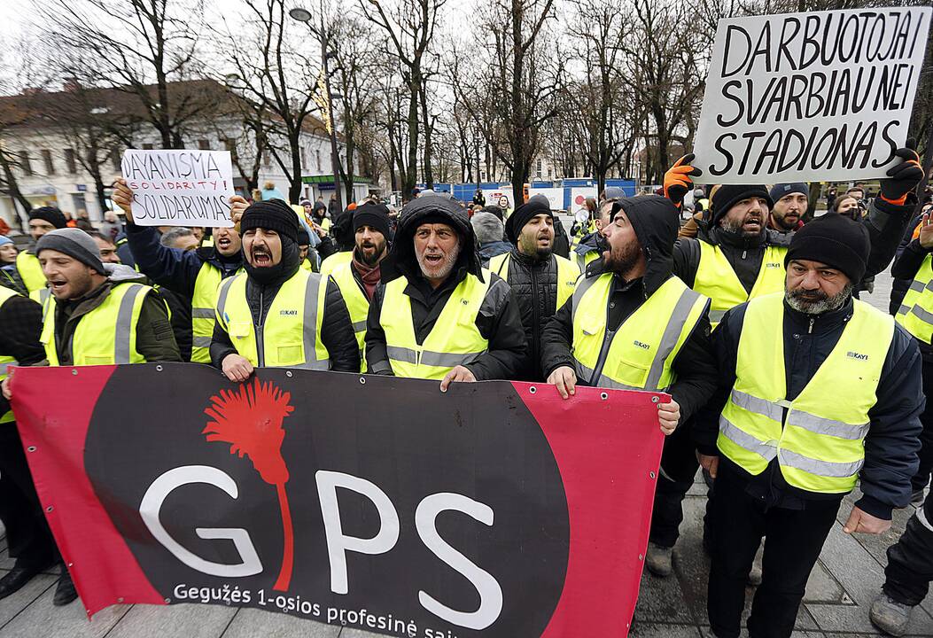 S. Dariaus ir S. Girėno stadioną stačiusių turkų protesto akcija