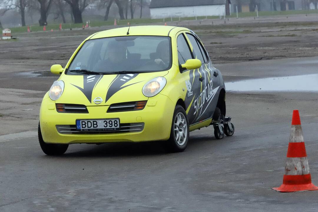 Slystantis automobilis vairavimo įgūdžiams gerinti