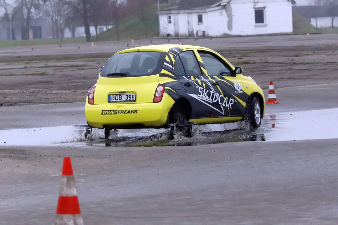 Slystantis automobilis vairavimo įgūdžiams gerinti