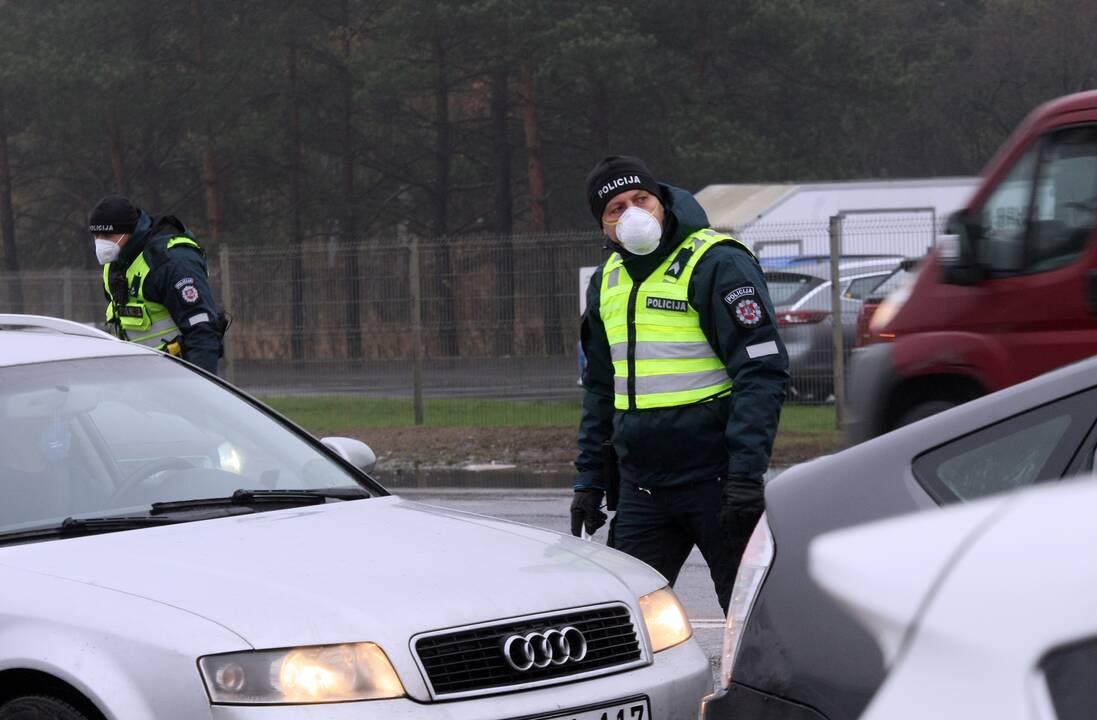 Kontrolės postai Kaune pradėjo savo darbą