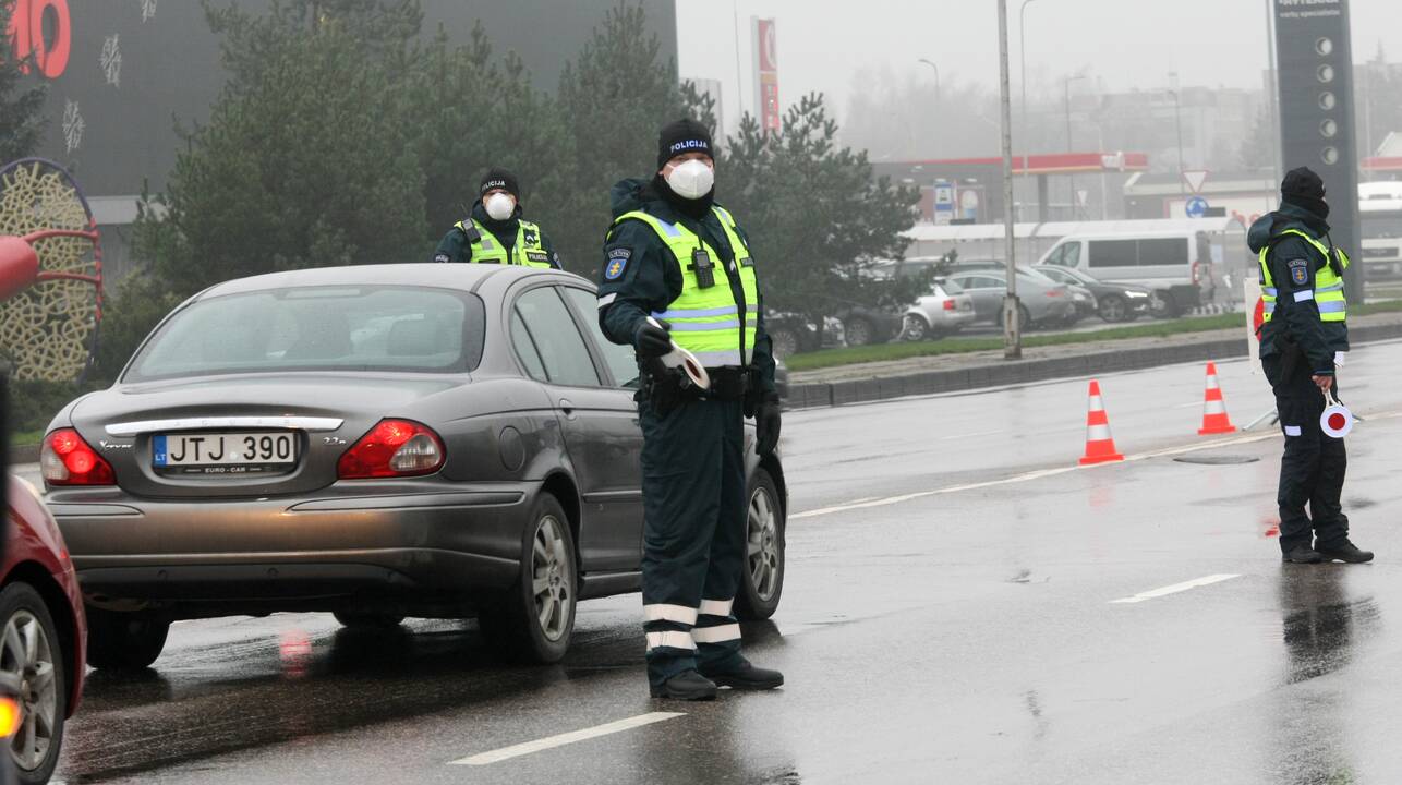 Kontrolės postai Kaune pradėjo savo darbą