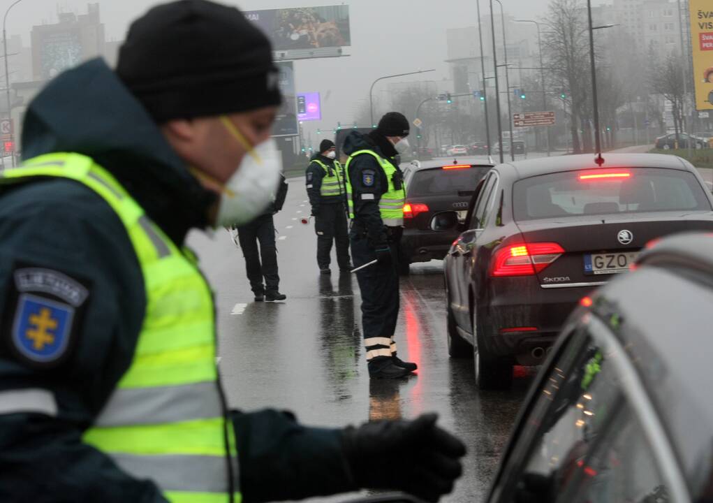 Kontrolės postai Kaune pradėjo savo darbą