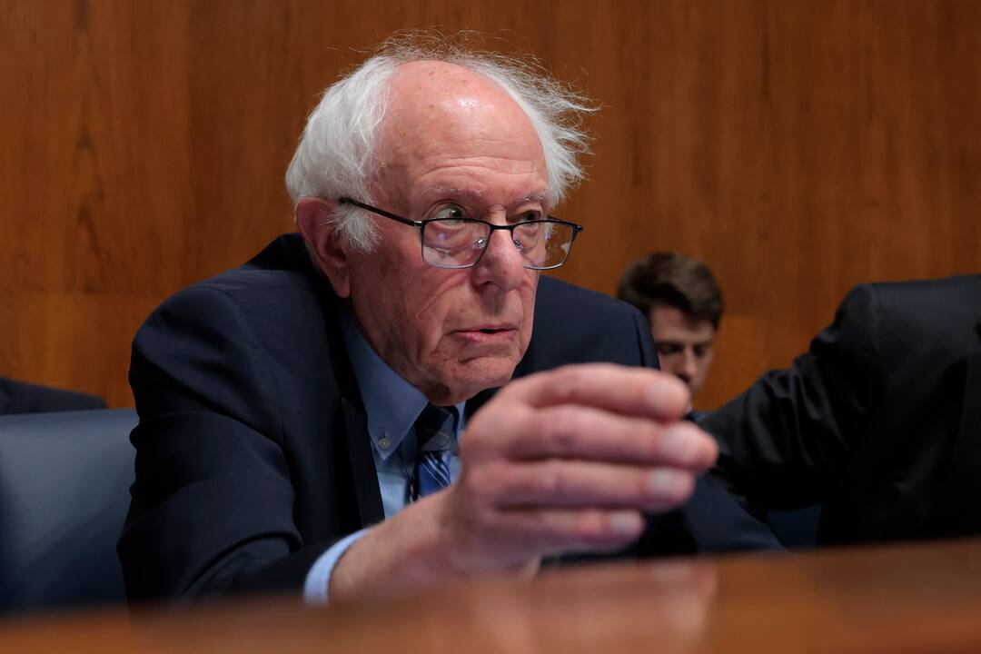 Senatorius Sandersas kaltina Trumpą autoritarinėmis tendencijomis